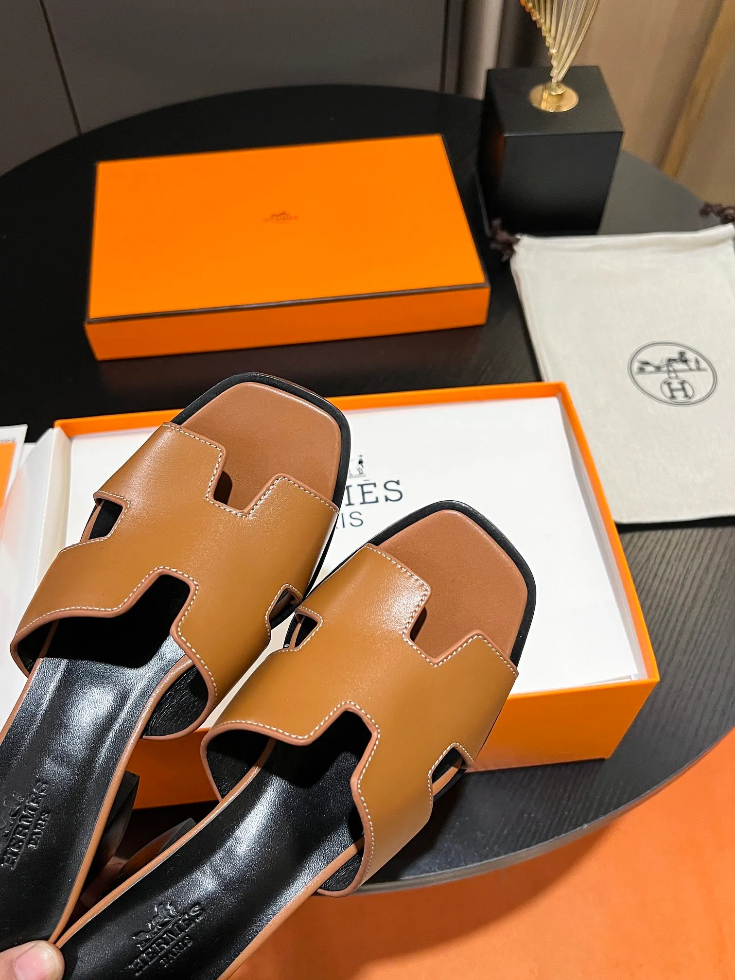 👟👟Ex-factory price 560👟👟 💋HERMES, thick heel series H slides, great looking on the feet! Original replica, synchronized at the counter. Upper material: advanced custom-made first-layer palm-print cowhide, inner padding sheepskin, and Italian genuine leather outsole. Multiple color options! Code number: 34-43 (34 41 42 43 is not returnable or exchangeable if customized)